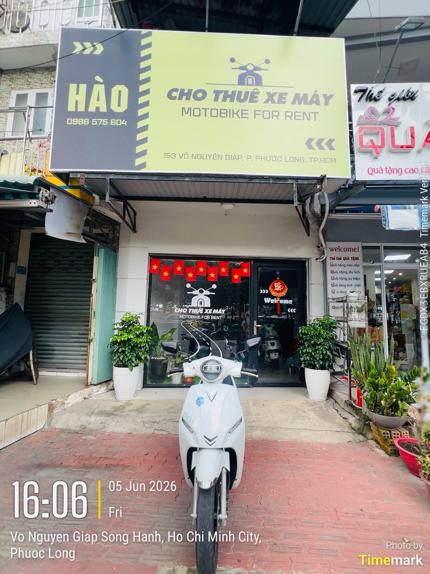Feliz 2. 2026 trắng